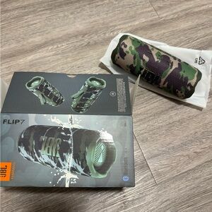 JBL Flip 7 Speaker in Green Camouflage